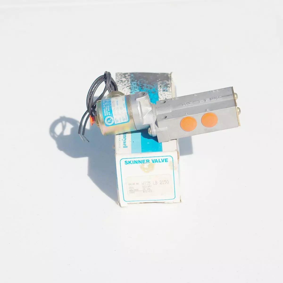 Honeywell Skinner Solenoid Valve 1/4" Four Way 120-110 VAC/60-50 Hz H935LB2150